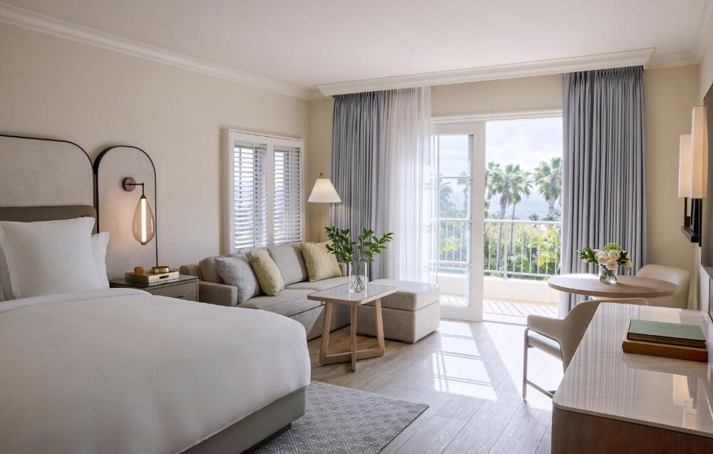 Superior King Room interior